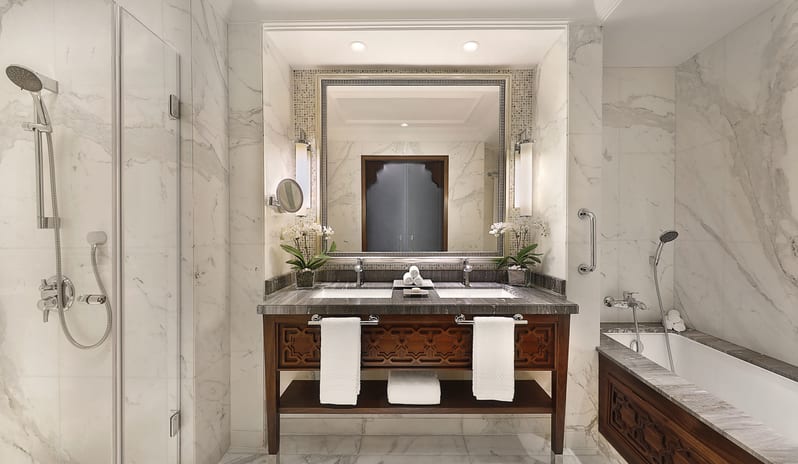 The Ritz-Carlton, Dubai, JBR - Deluxe Room Bathroom 1